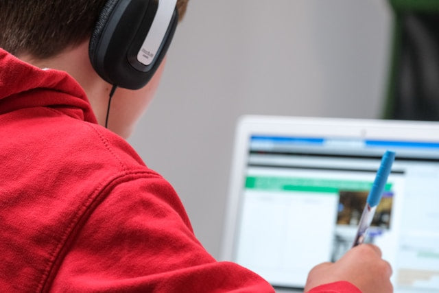 Raising Humans in the Age of AI: A Parent's Digital Literacy Roadmap